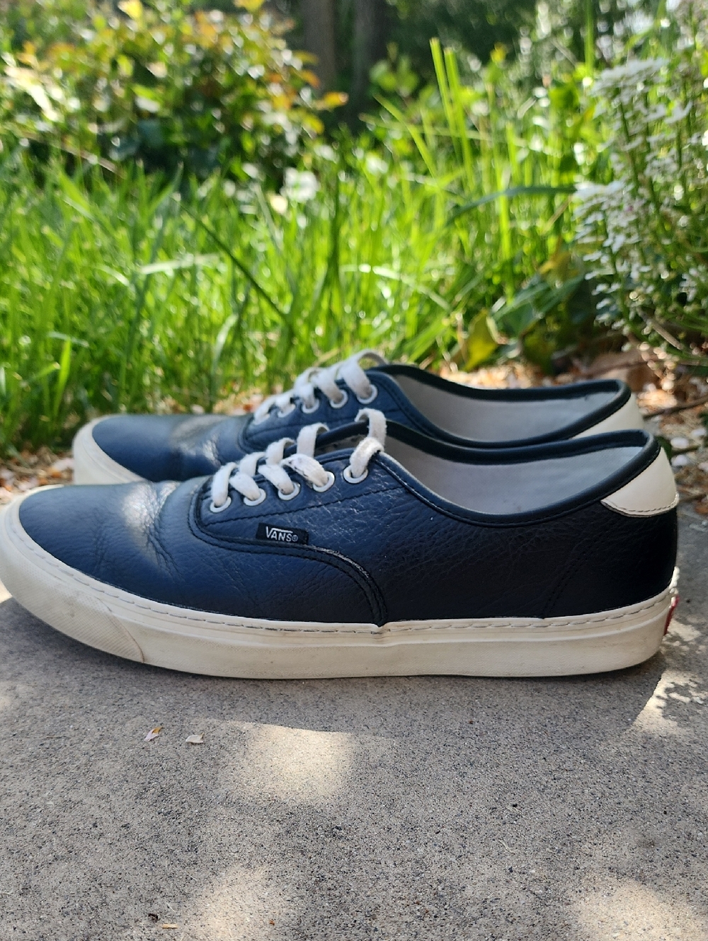 Vans Men's Black and White Leather Low-Top Sneakers